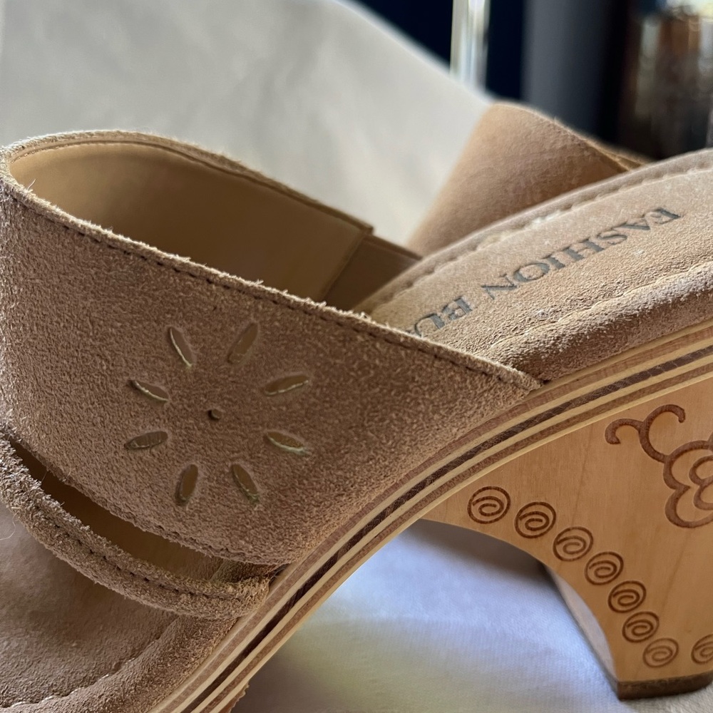 Vintage Fashion Bug Carved Wood Heel Tan Suede Leather Platform Sandals size 8